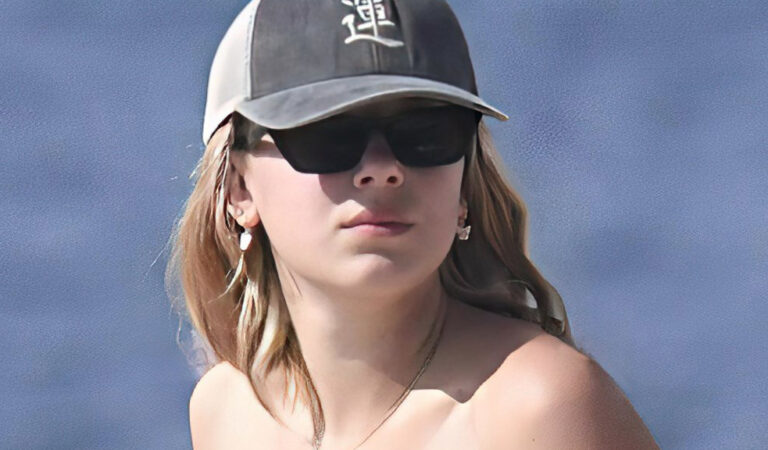¡No fue Vecna, fueron los paparazzis! Captan a Millie Bobbie Brown haciendo topless en una playa de Italia [FOTOS]