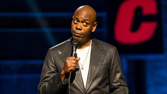 Netflix publica el discurso de Dave Chappelle criticando la broma transfóbica en su Alma Mater
