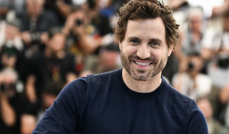 Con beso incluido: Édgar Ramírez se dejó ver con una mujer en Paris