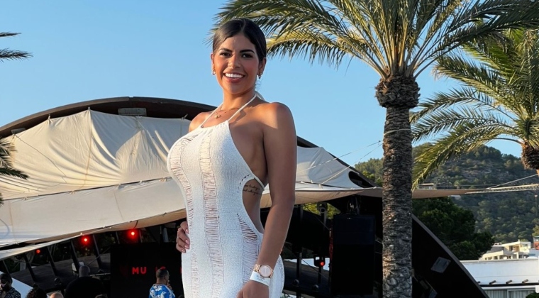 En Ibiza: Sheila Ortega deleitó a cientos con sus curvas