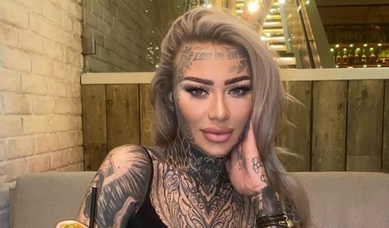 ¿Ya la conoces? Ella es Becky Holt, la modelo de Onlyfans con más tatuajes en sus partes íntimas