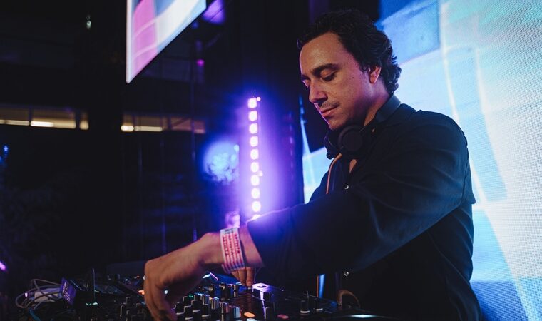 Victor Porfidio le pone música al verano con “La Playa”