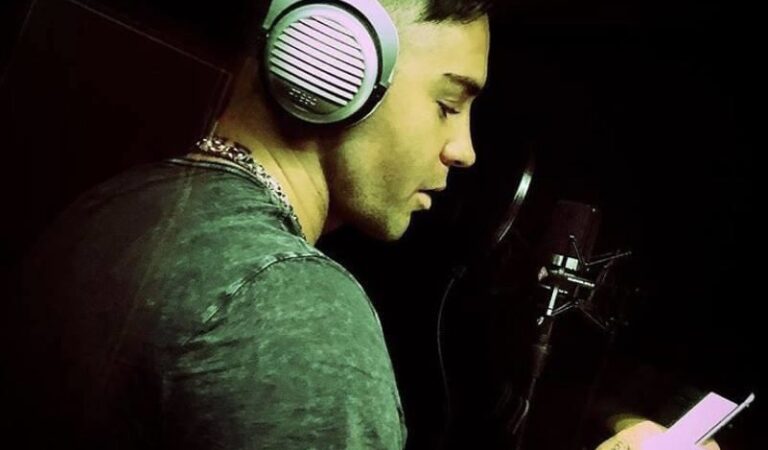 John R busca mostrarle al mundo su talento ???