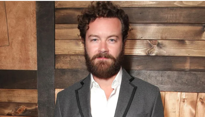 La acusadora de Danny Masterson dice que teme represalias de la Iglesia de la Cienciología por testificar