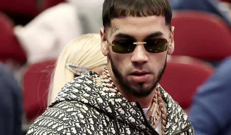 Anuel se compró un «tanque» y presumió de ello, pero los fanáticos se fijaron en otra cosa