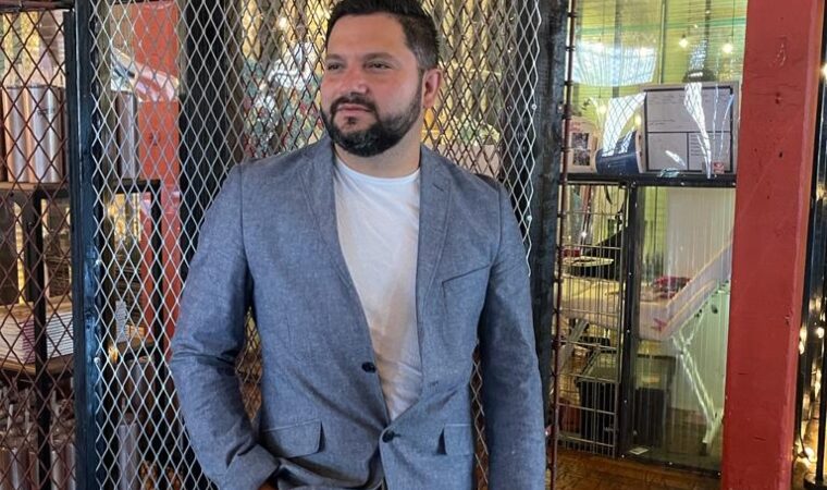 Yoel Carmona el gocho que modela en las pantallas de New York