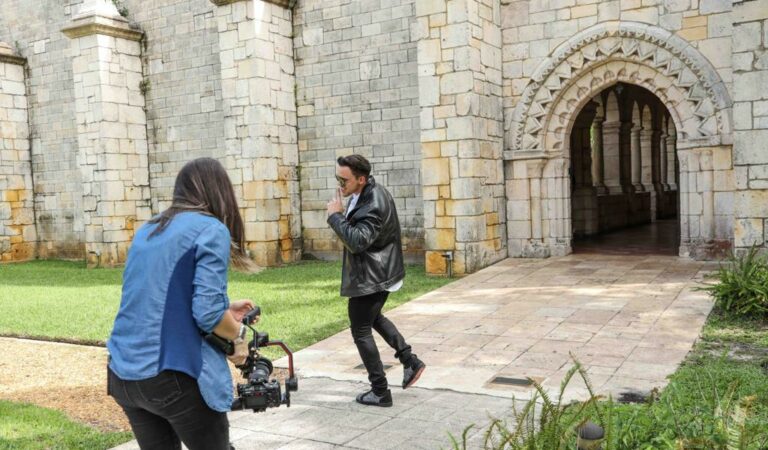 ¡Qué éxito! Andreanjelina nos sorprende con la dirección de un nuevo videoclip