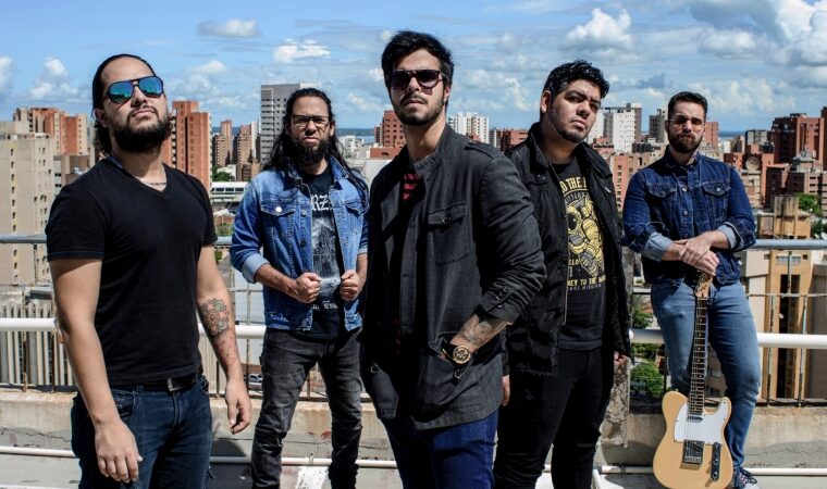 Cornelia de Lounge se reinventa para consolidar su música