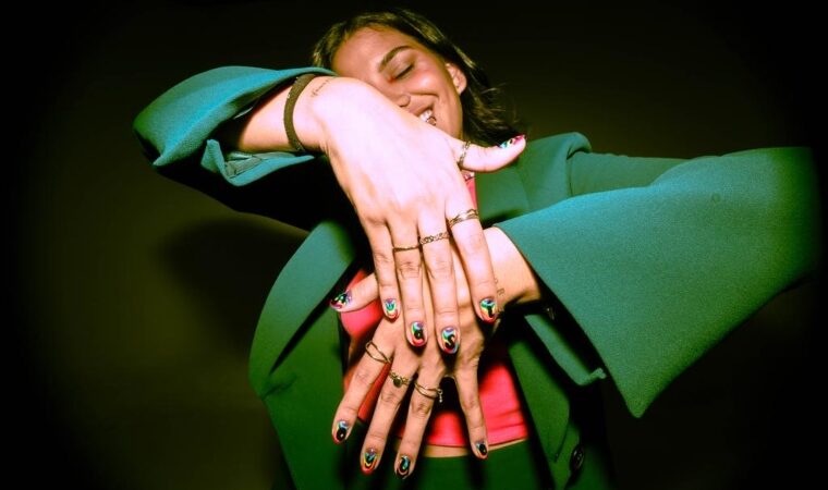 Jessica Clark se presenta en la palestra musical con su irreverente tema «Así soy yo»