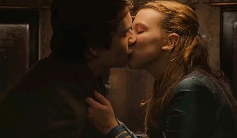 La historia del beso de Millie Bobby Brown en Enola Holmes 2 desata las críticas