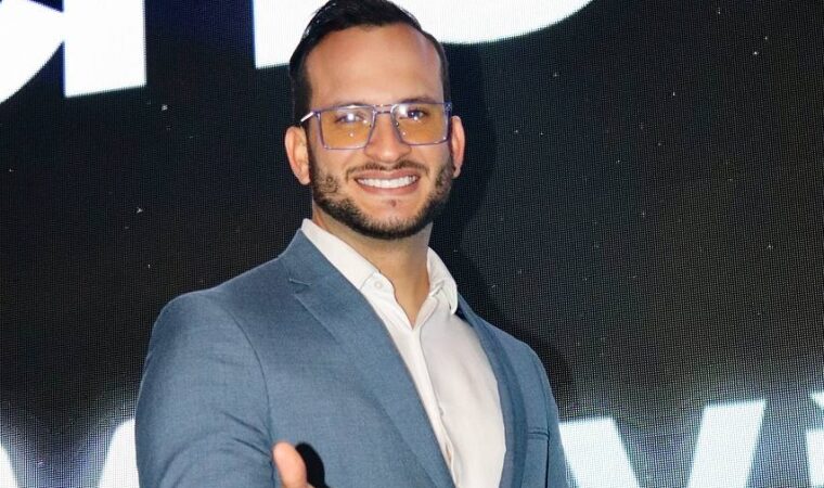 Con su simpatía y elocuencia: Jordan Mendoza se posiciona como animador frente a las cámaras