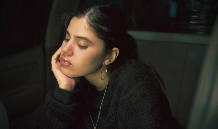 Expresando sus más sinceros sentimientos: MARI lanzó su último tema del 2022 «TODO MAL»