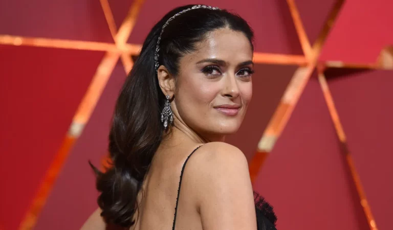 El sensual vestido que dejó ver a Salma Hayek más bella que nunca