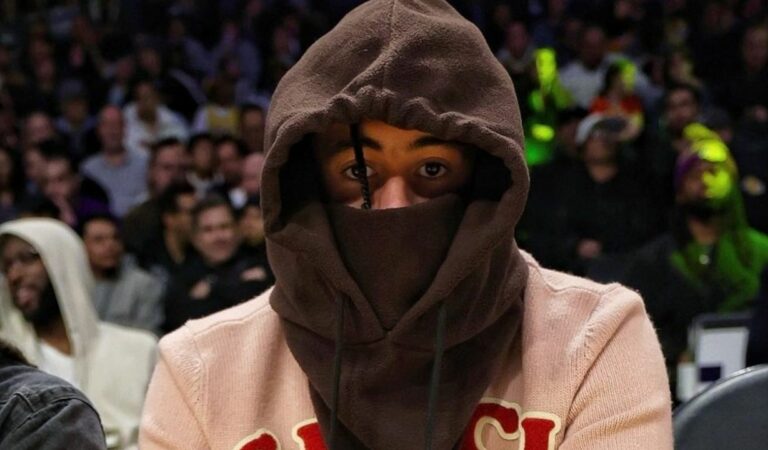 Bad Bunny es visto en un partido de los Lakers