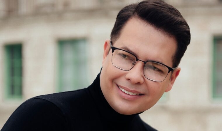 Douglas Tapia brillará en Miss Universo y Premio Lo Nuestro