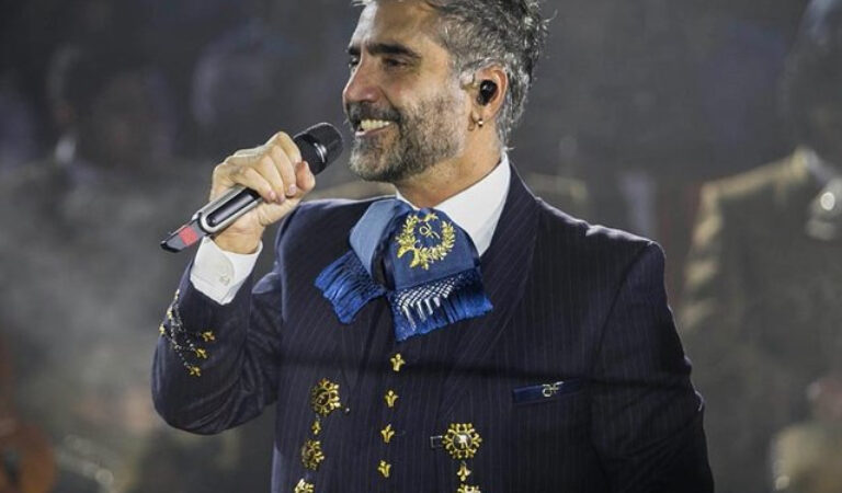 «Me gusta echarme mi traguito»: Alejandro Fernández confesó por qué bebe antes de sus conciertos