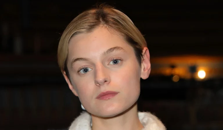 La estrella de «The Crown» Emma Corrin se une a Ryan Reynolds en ‘Deadpool 3’