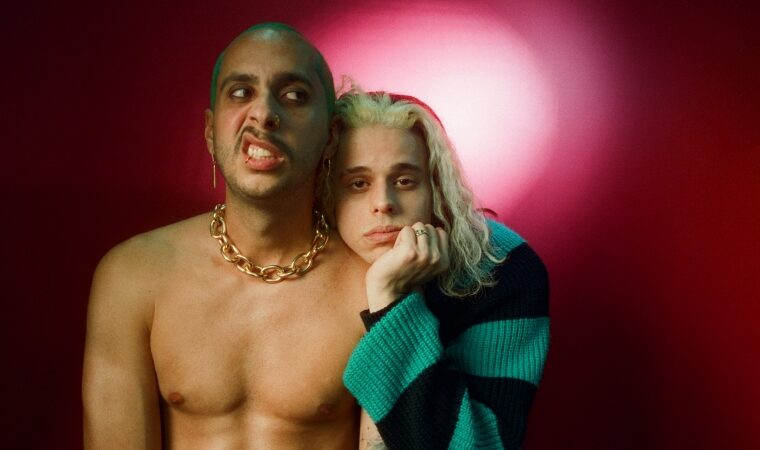 Con «Enganchao», Isra y Aloisio intentan rescatar el rock en español