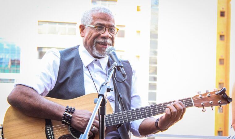 «Aquí estoy»: Frank Quintero regresa a los escenarios venezolanos con su nuevo tour [+Documental, libro y disco]