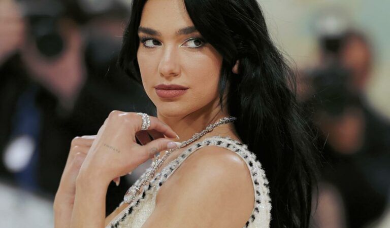 Junto a Donatella Versace: Dua Lipa presentó «La Vacanza», su colección de moda