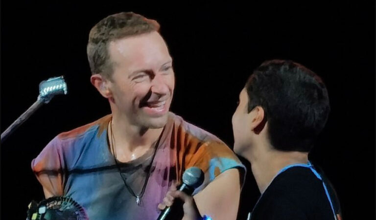 Coldplay le cumplío el sueño a un joven venezolano con autismo en pleno concierto en Barcelona [VIDEO]