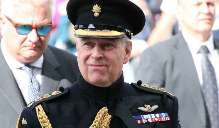 ¡Qué fuerte! El príncipe Andrés de York fue recibido con abucheos en la coronación de su hermano