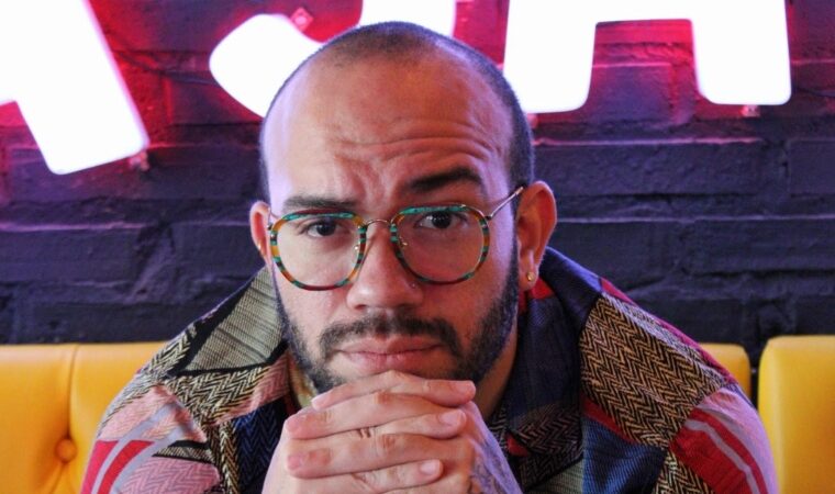 Nueve años haciendo reír a la gente: Luis Alamo celebra su trayectoria humorística