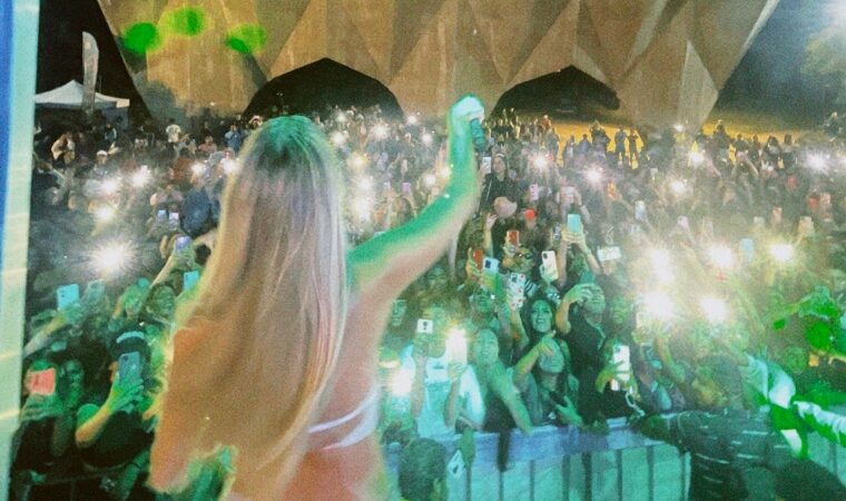 «Nunca me esperé que esto sucediera con un álbum tan personal»: Corina Smith habló de ‘Triste pero siempre mami’
