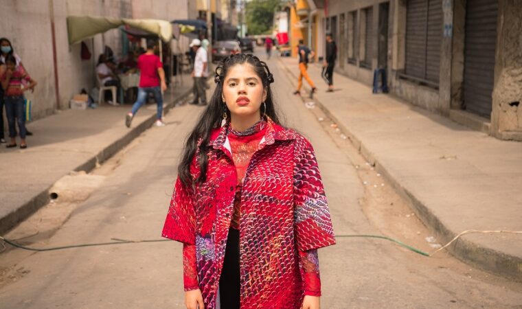 MARI vuelve a plasmar su irreverencia con el estreno de “Yo soy artista, no tu mamá”