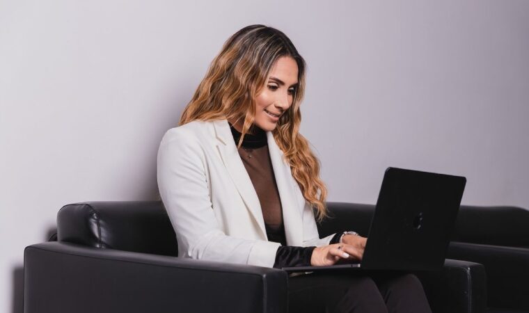 Natasha Trocel: Emprendedora venezolana triunfa como consultora digital con Nat Consultings