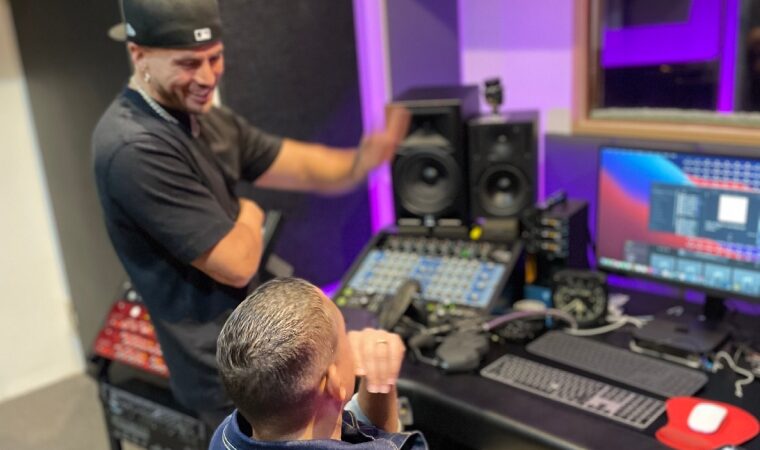 «En peligro de extinción»: el talento venezolano gana reconocimiento junto a Wise ‘The Gold Pen’