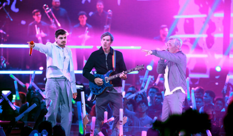 Jonathan Moly pone a bailar salsa a todos en Premios Juventud con su versión de «The Reason»