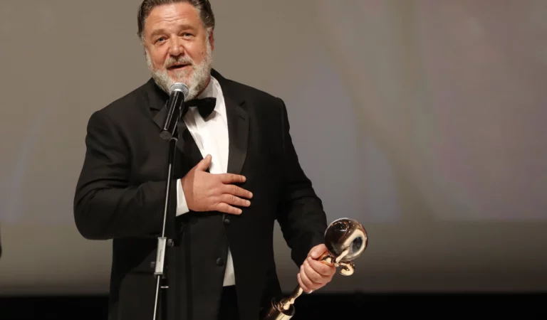 Russell Crowe dice que debería ser «jodidamente pagado» por cada pregunta que le hacen sobre «Gladiator 2»