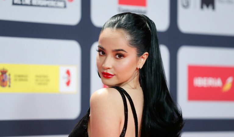 Momento incómodo: Becky G reaccionó luego de que la confundieran con el personal de una oficina 