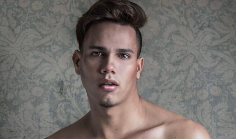 Más que un influencer: Carlos Sánchez, cuenta una historia de valentía y superación