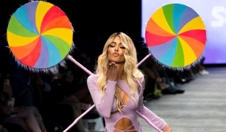 Bárbara Castellanos protagonizó desfile en Miami Swim week