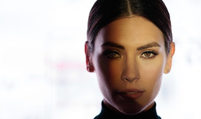 Dejando huellas: Laura Chimaras sigue llevando su potente mensaje al mundo con «Nunca Pierdas la Fe»