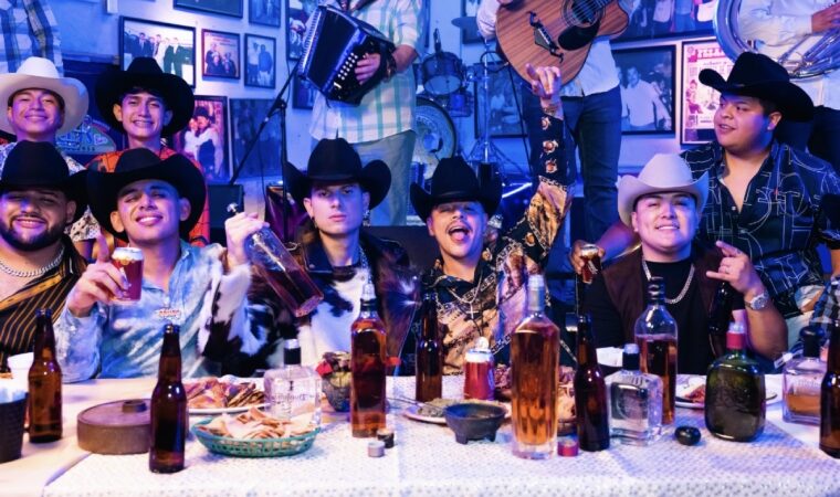 Nueva colaboración: Pipe Bueno y Grupo Firme estrenaron «Entre botellas»