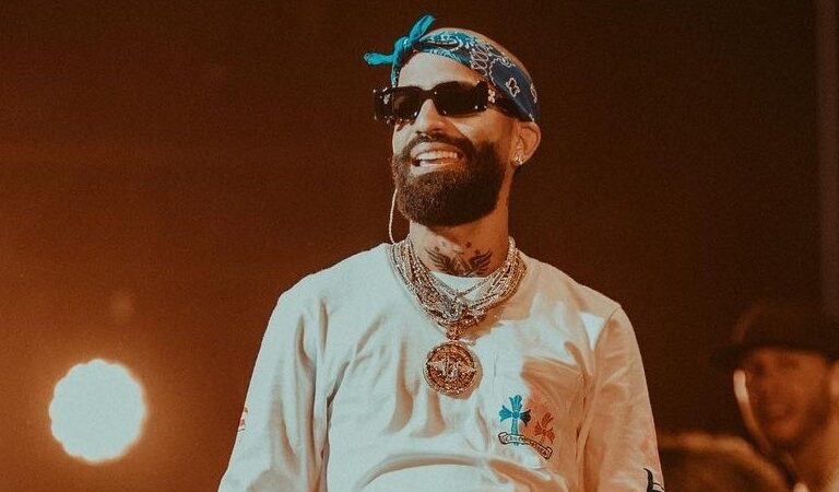 Arcángel se convirtió en tendencia tras oler una panty en medio de un concierto