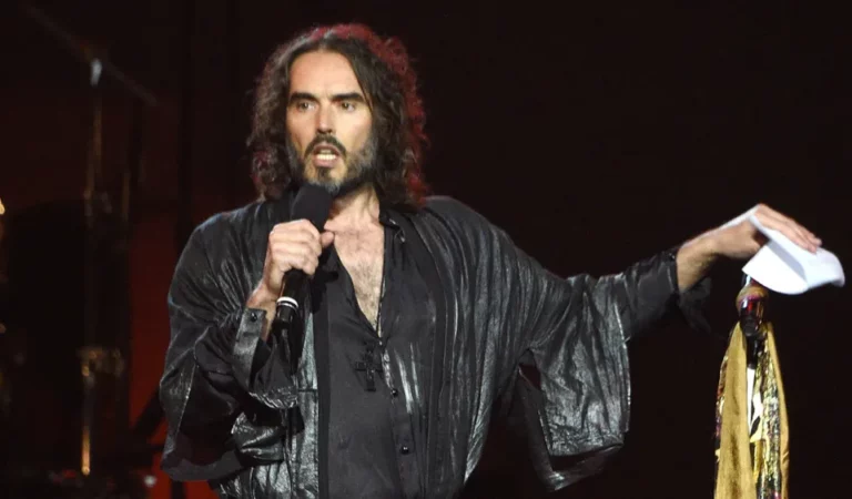 Se retira de Paramount+ el especial de monólogos de Russell Brand