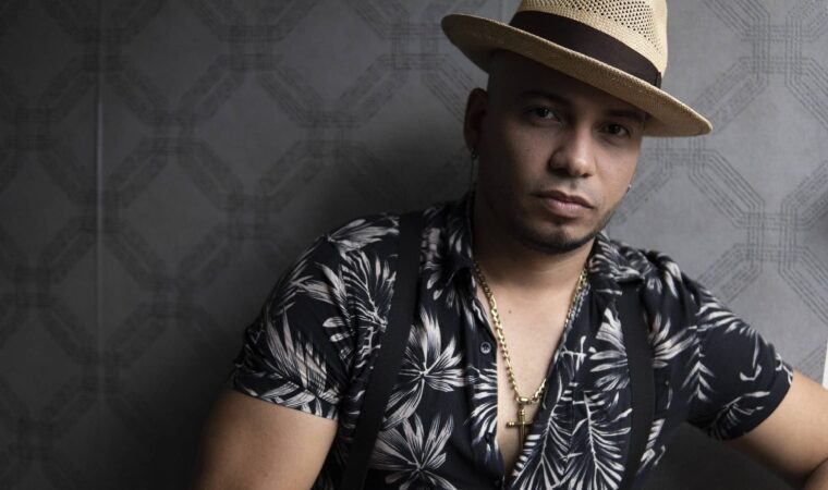 Con su nueva producción musical «Déjame tu huella», Angelove trae ritmo y sensualidad