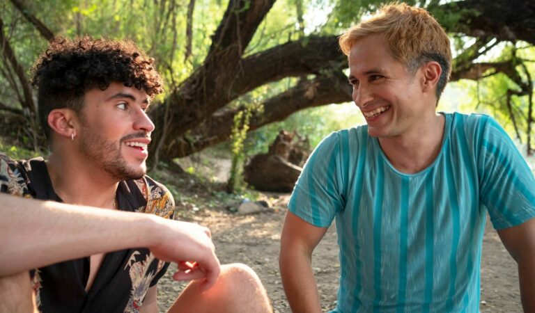 ¡Apasionado! Así protagonizó Bad Bunny su beso con Gael García Bernal en «Cassandro»