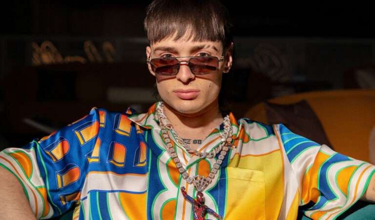 ¡¿Cuánto?! El costo del lujoso atuendo que usó Peso Pluma para los VMAs 2023