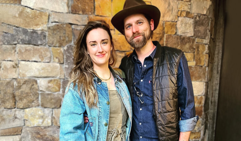 Ashley Johnson y otras seis mujeres denuncian abusos sexuales y físicos por Brian Foster
