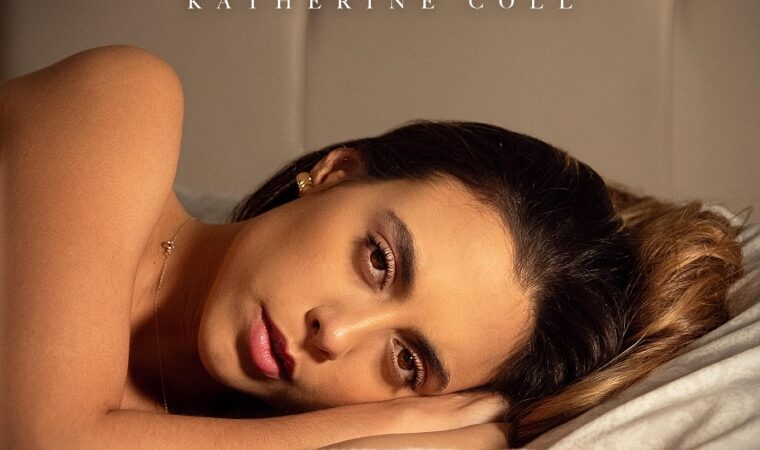 Avanza la trilogía: Katherine Coll está de estreno con «No Tiene Sentido» 
