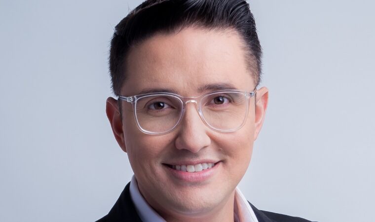 “Palabra cierta”: Miguel Zambrano dice «presente» en la pantalla nacional