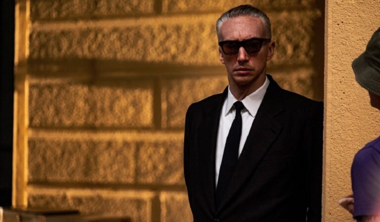 Adam Driver dice «jódete» después de que un espectador de «Ferrari» le hiciera una pregunta