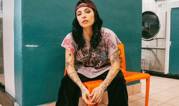 «¡Que Chimbo!»: Carmen DeLeon le canta al desamor y su estreno se perfila como un himno global de empoderamiento