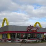 bebe nace en estacionamiento de Mcdonalds