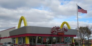 bebe nace en estacionamiento de Mcdonalds